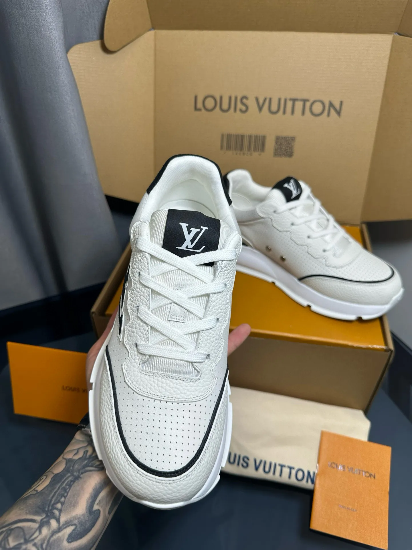 Factory price: 700💰🌈LV | Louis Vuitton 2025𝐬𝐬 🧡💚2025 spring and summer new style top version‼ ️The original version is the same. The counter focuses on the latest casual shoes and new hard goods🆕 ❥Purchasing agent level! Full of high-end feel! A popular model among bloggers at home and abroad, it’s retro and fashionable, and looks stunning on your feet! Wear a lot of happiness! The official website's main recommendation★ ━━━━━ ЅᏇєєt ━━━━━ ▪️Upper: Original custom-made imported calfskin fabric ▪️Inner: breathable gauze imported from Italy ▪️Outsole: rubber foam ➕t men's men's shoes 💰u high-end outsole ▪️Color: nine colors available ▪️Shoe size: 35-44, (45, 46 customized)
